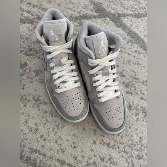 Nike Air Jordan 1 women’s Gray High-Top Sneakers NEW size 7.5 - Picture 2 of 5